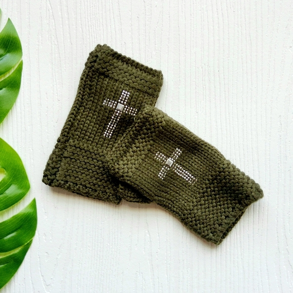Dark Green Cross Knitted Fingerless Sweater Gloves - Picture 2 of 8